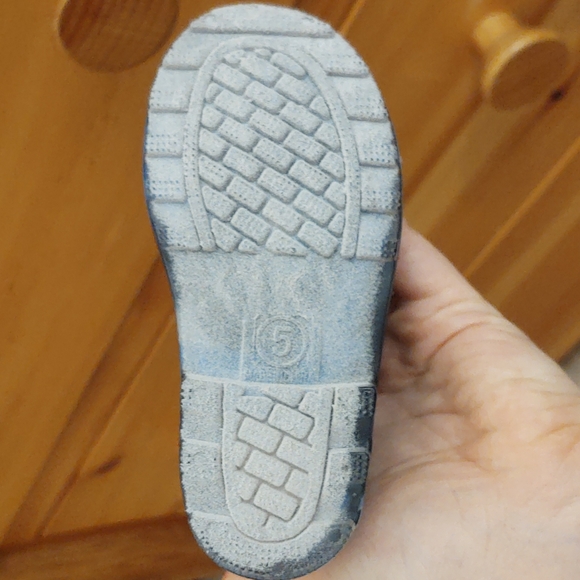 Toddler rainboots shark print! - Picture 2 of 3